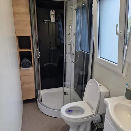 Big Berry Luxury Lifestyle Resort, Mobile House Near Kolpa River Station touristique