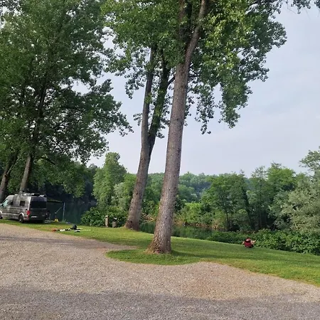 Big Berry Luxury Lifestyle Resort, Mobile House Near Kolpa River Station touristique *
