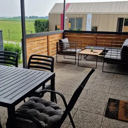Big Berry Luxury Lifestyle Resort, Mobile House Near Kolpa River Station touristique
